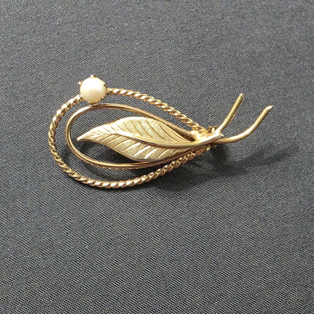 Estate - Gold Tone  Leaf Design Brooch with Pearl Accent - Item 425